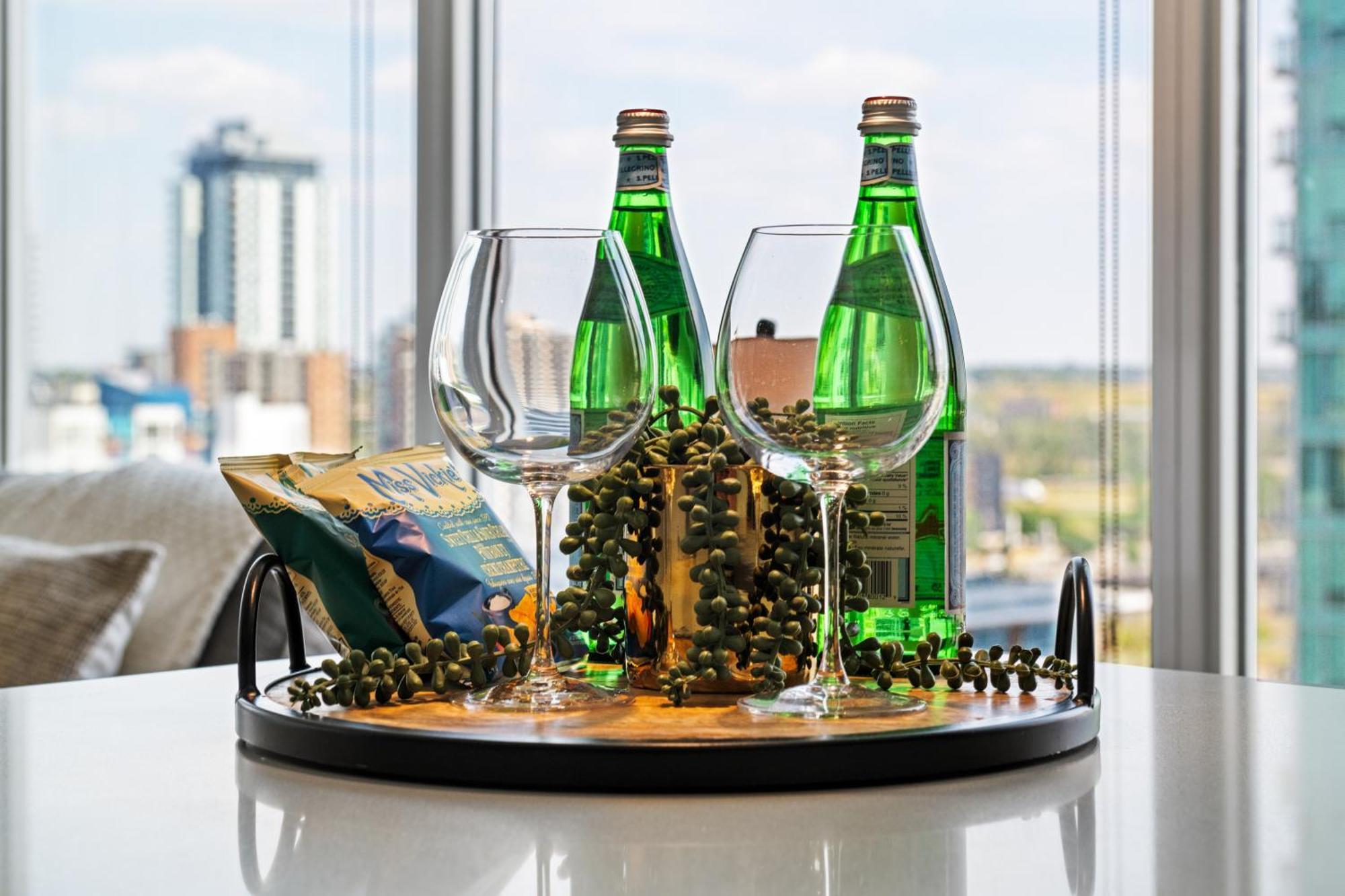 Modern Suite Calgary Downtown 5 Min Walk Stampede Екстериор снимка