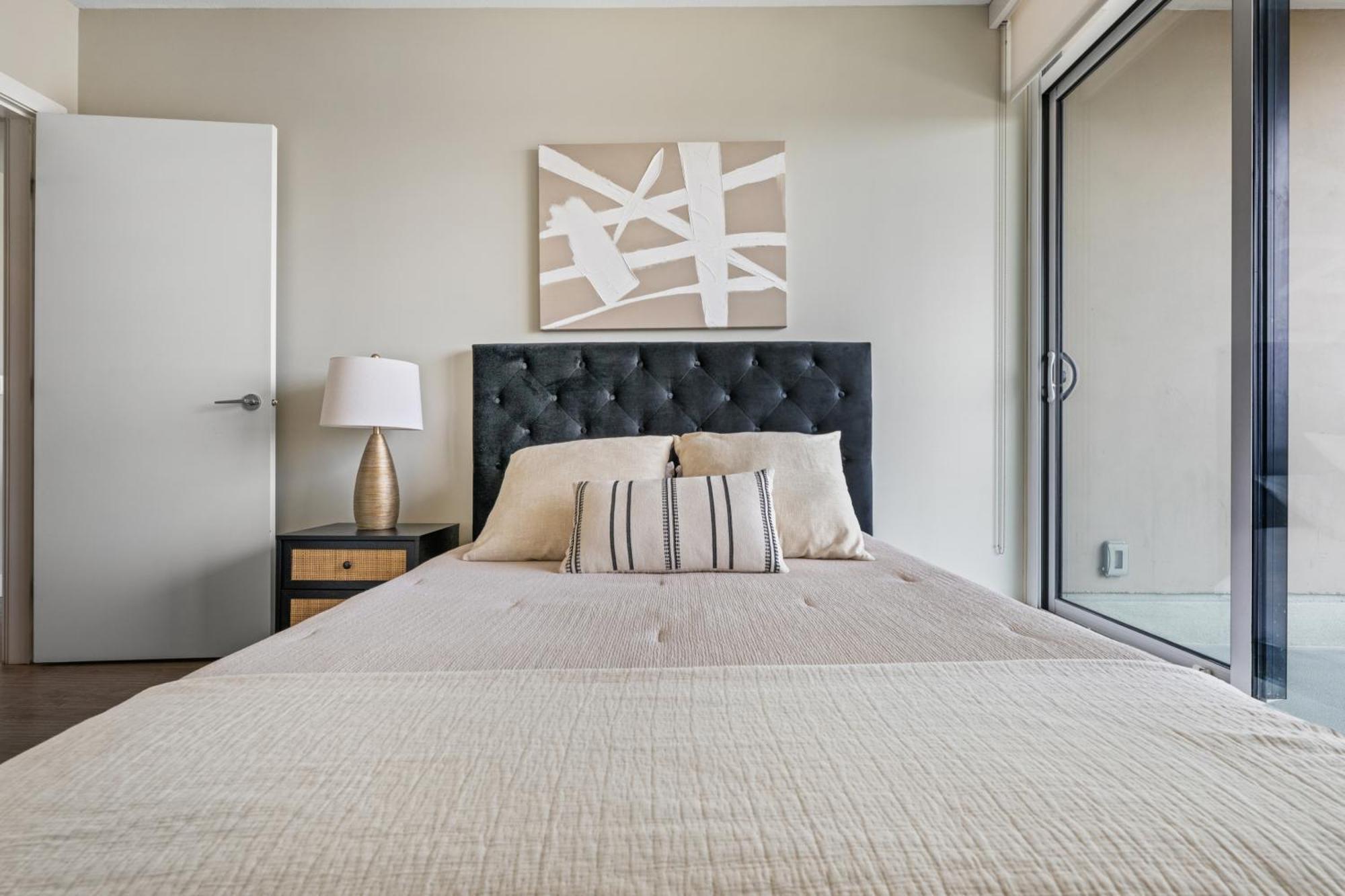 Modern Suite Calgary Downtown 5 Min Walk Stampede Екстериор снимка